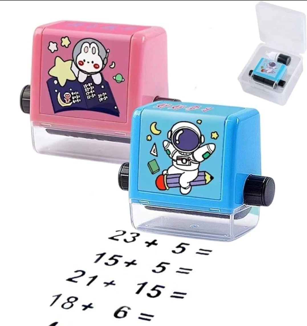 Dos sellos de práctica matemática, uno rosa con conejo y otro azul con astronauta. Muestran ejercicios de suma como 23 + 5. Incluyen estuche de transporte transparente.