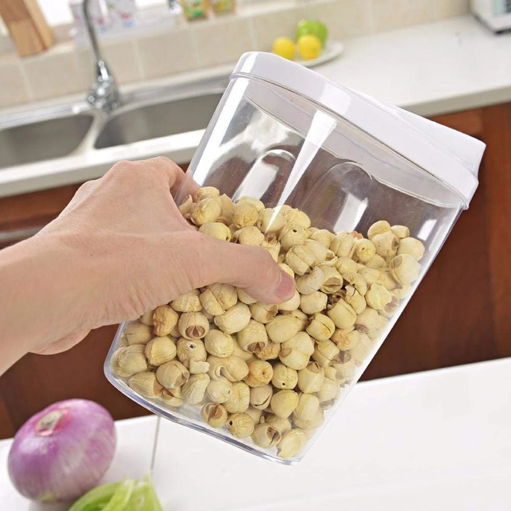 Recipiente transparente para alimentos con tapa blanca, lleno de semillas de loto secas.
