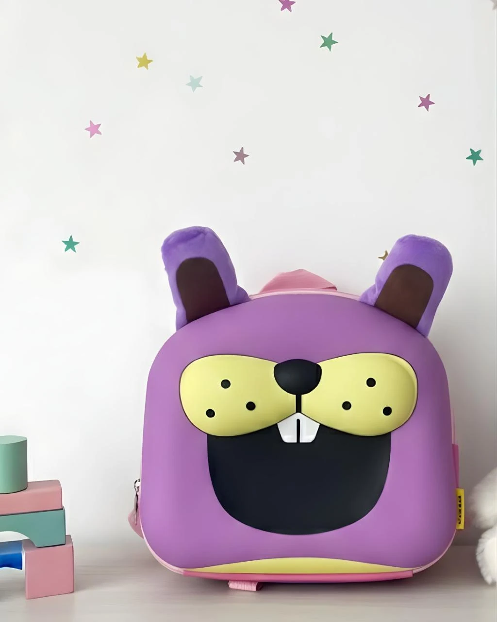 Mochila infantil Zoyzoii en color morado con diseño de animalito, orejas erguidas y detalles amarillos y negros. Ideal para niños.