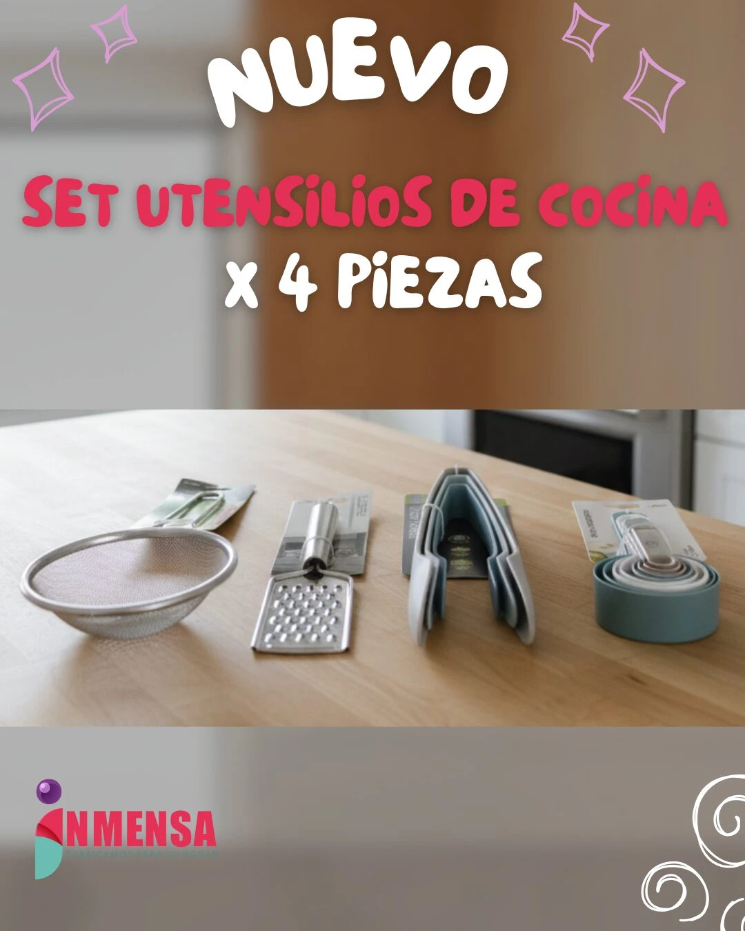 Set de cuatro utensilios de cocina sobre mesa de madera: pinzas silicona, medidoras, rallador y colador metálico.