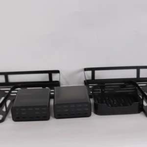 Esquinero organizador de ducha de 5 piezas en negro. Incluye dos rejillas metálicas y tres bandejas plásticas con ranuras para drenaje. Vista sobre fondo blanco.