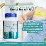 Frasco blanco de suplemento dietario limpiador con etiqueta turquesa, tapa azul y 30 cápsulas, junto a una mujer con jeans y cinta métrica.