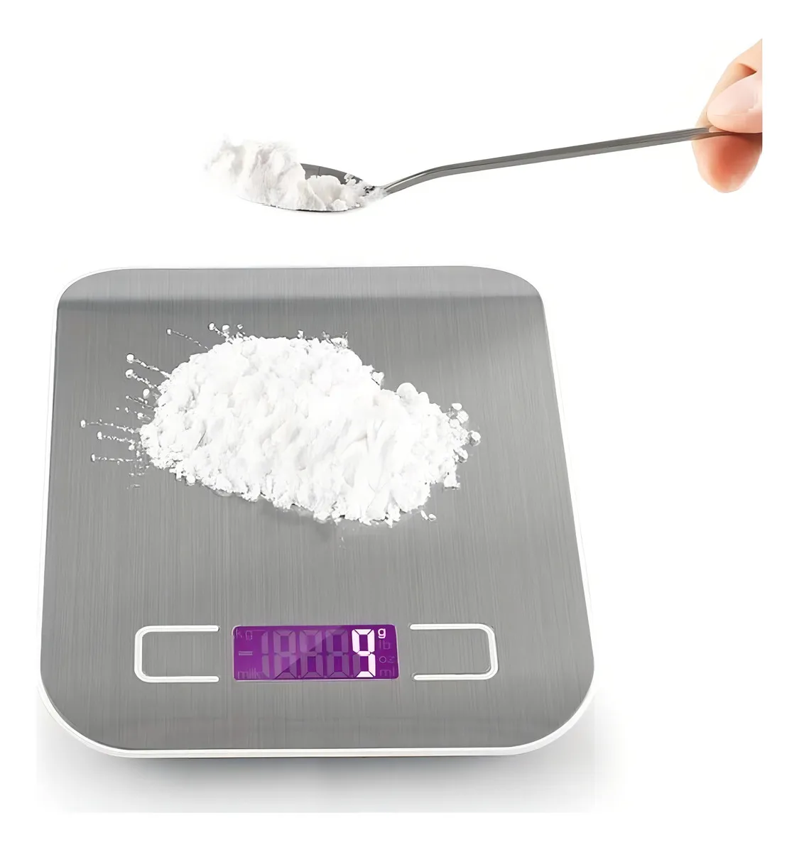 Balanza digital de cocina en acero inoxidable con pantalla LED mostrando 9 gramos, sobre la que se encuentra una pila de polvo blanco, mientras una mano sostiene una cuchara con más del mismo ingrediente encima.