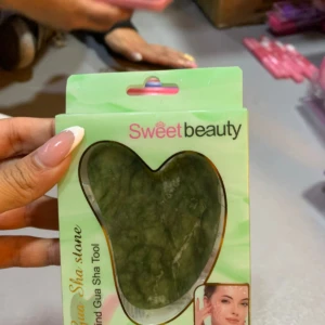 Piedra Gua Sha verde natural en forma de corazón, para esculpir y rejuvenecer la piel.