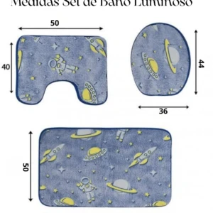 Diagrama de medidas del set de baño espacial: toalla de manos 50x40, tapete redondo 44x36 y toalla grande 80x50. Estampado de astronautas y naves sobre fondo azul.