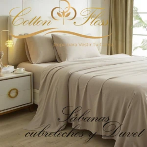 Sábanas de microfibra en tono beige sobre cama sencilla, con cojines y cabecero decorativo; incluye funda de edredón y sábanas.