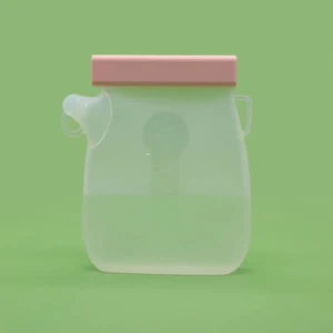 Bolsa de silicona reutilizable para leche materna, translúcida con tapa rosada, pico vertedor y asas.