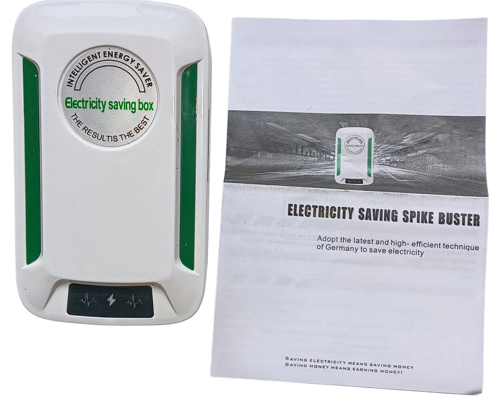 Regulador de voltaje inteligente blanco con detalles en verde, acompañado de su manual. Incluye indicador LED y etiqueta que indica ahorro energético.