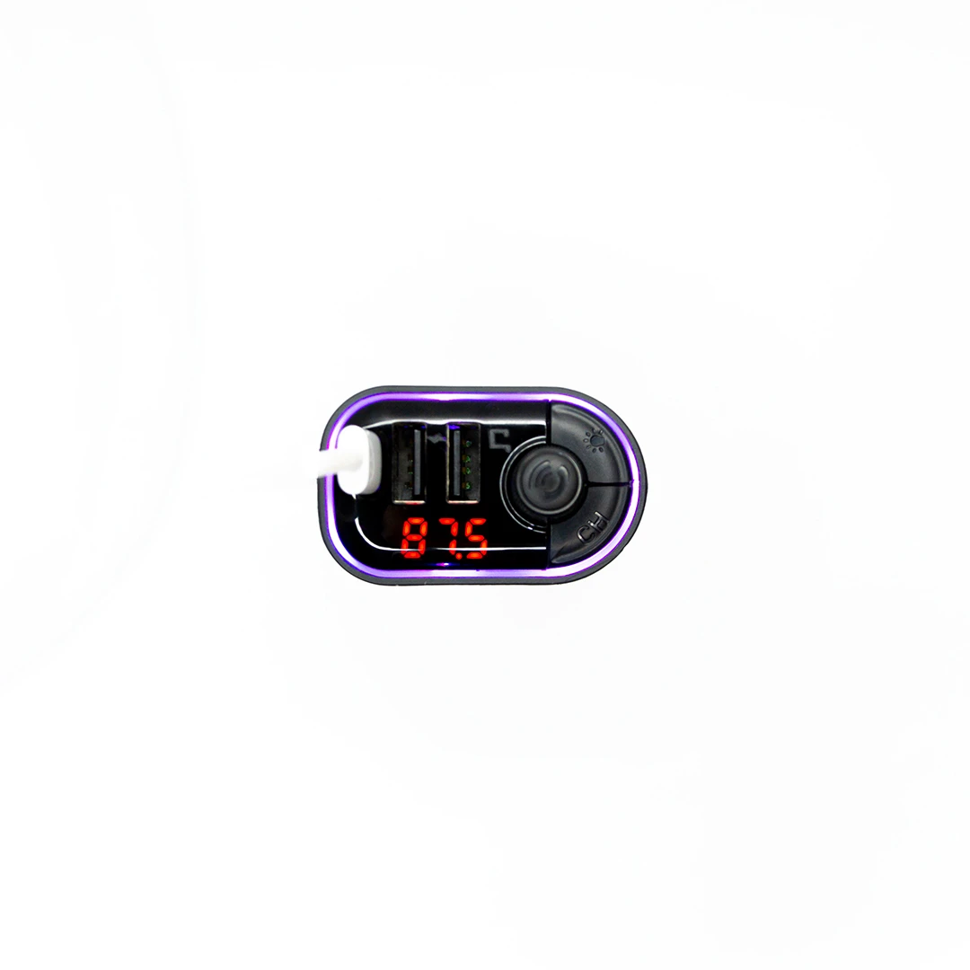 Cargador Bluetooth Harvic PL-BT-250 con radio FM y luces LED, mostrando pantalla digital roja con número 875 y puerto USB conectado.