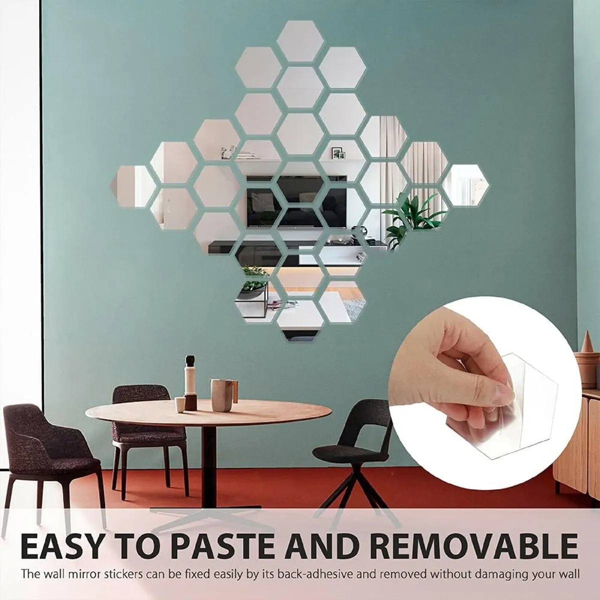 Espejos acrílicos hexagonales adhesivos decoran pared sobre mesa de comedor, fácil instalación.