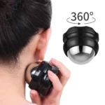 Roller terapéutico negro con esfera metálica plateada, ideal para masajear cuello y aliviar tensión.