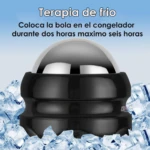 Roller terapéutico Ball Pro negro con bola metálica, rodeado de hielo, ideal para terapia de frío y alivio muscular.