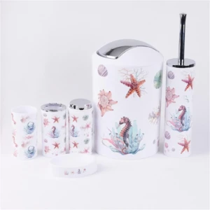 Set de seis accesorios de baño con diseño marino, incluye dos cepillos, dos frascos, un basurero y un tapete, todos con ilustraciones de estrellas de mar, caballitos de mar y conchas en tonos pastel sobre fondo blanco.