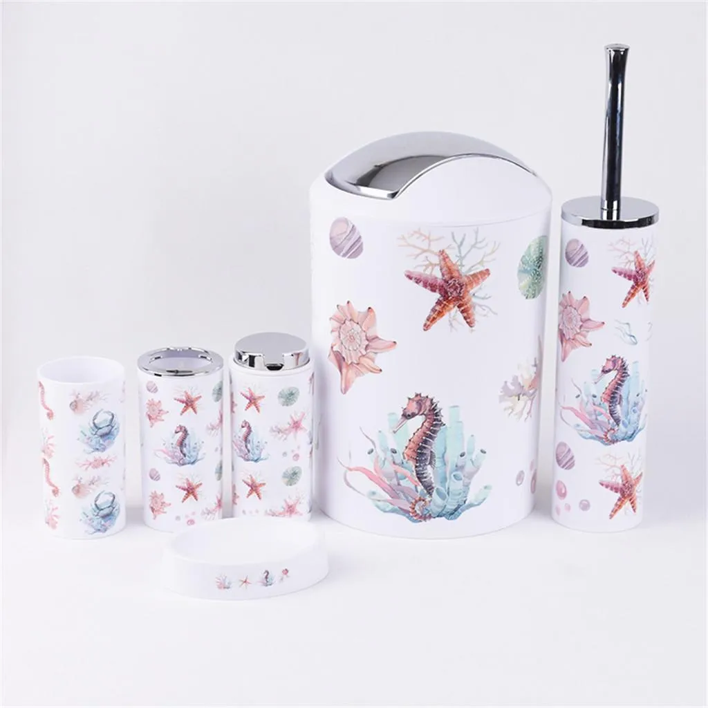 Set de seis accesorios de baño con diseño marino, incluye dos cepillos, dos frascos, un basurero y un tapete, todos con ilustraciones de estrellas de mar, caballitos de mar y conchas en tonos pastel sobre fondo blanco.