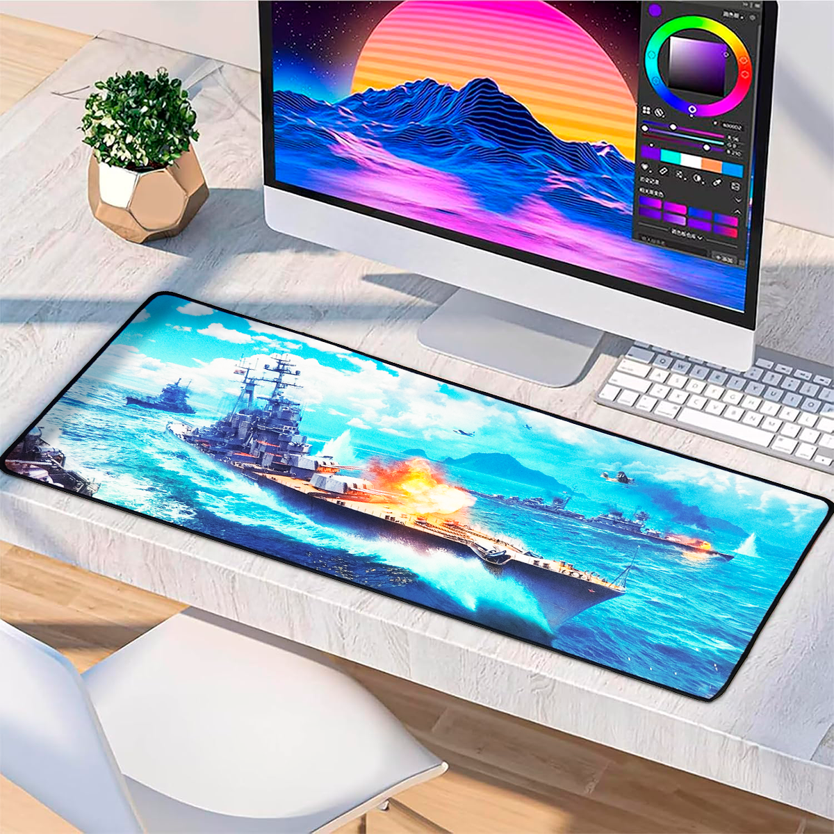 Mousepad gigante con diseño de buque de guerra disparando en mar azul brillante, colocado sobre escritorio junto a monitor y teclado blanco.