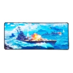 Mousepad gamer XL con diseño de flota naval en combate. Barco principal disparando con explosión naranja sobre mar azul intenso y cielo nublado. Borde negro.