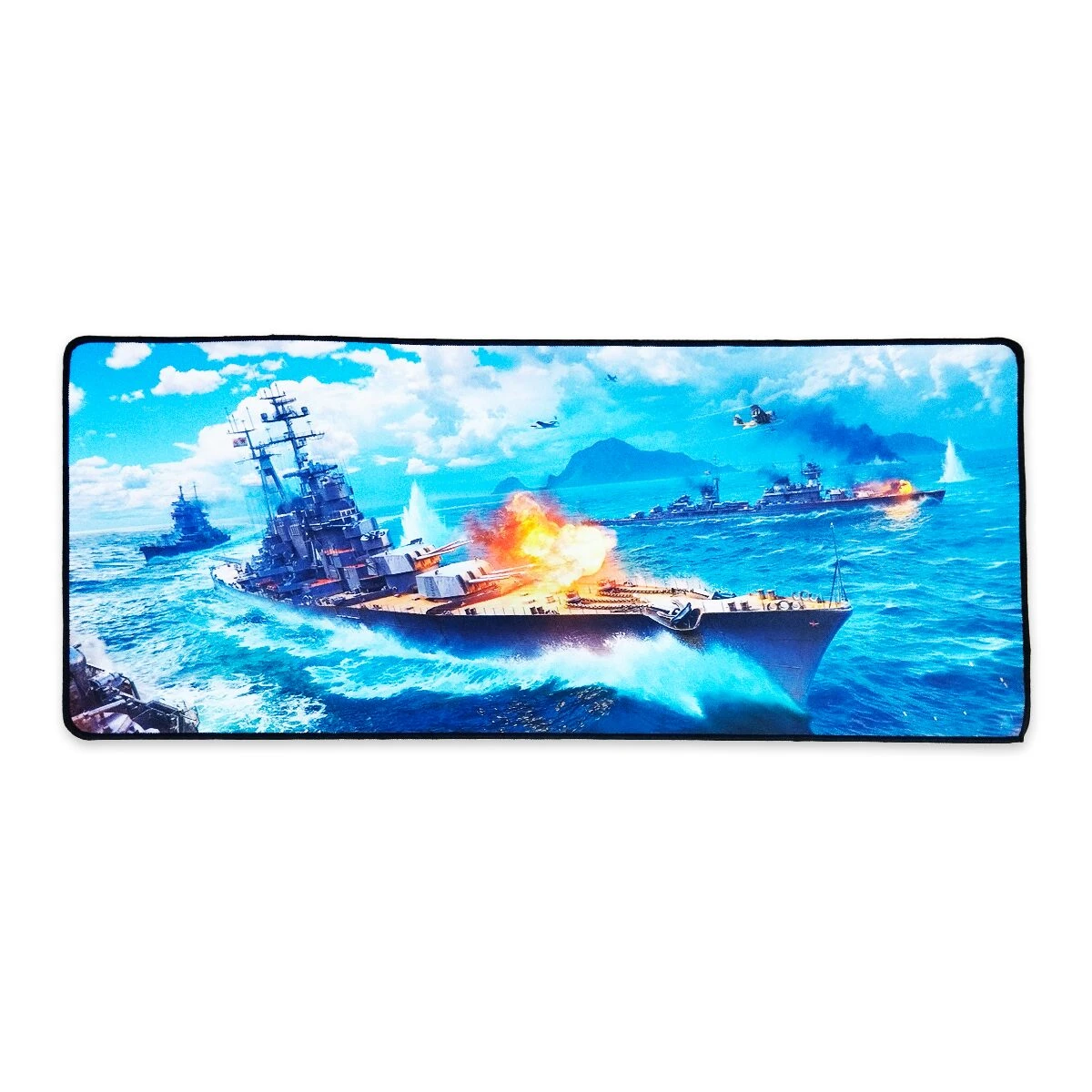 Mousepad gamer XL con diseño de flota naval en combate. Barco principal disparando con explosión naranja sobre mar azul intenso y cielo nublado. Borde negro.