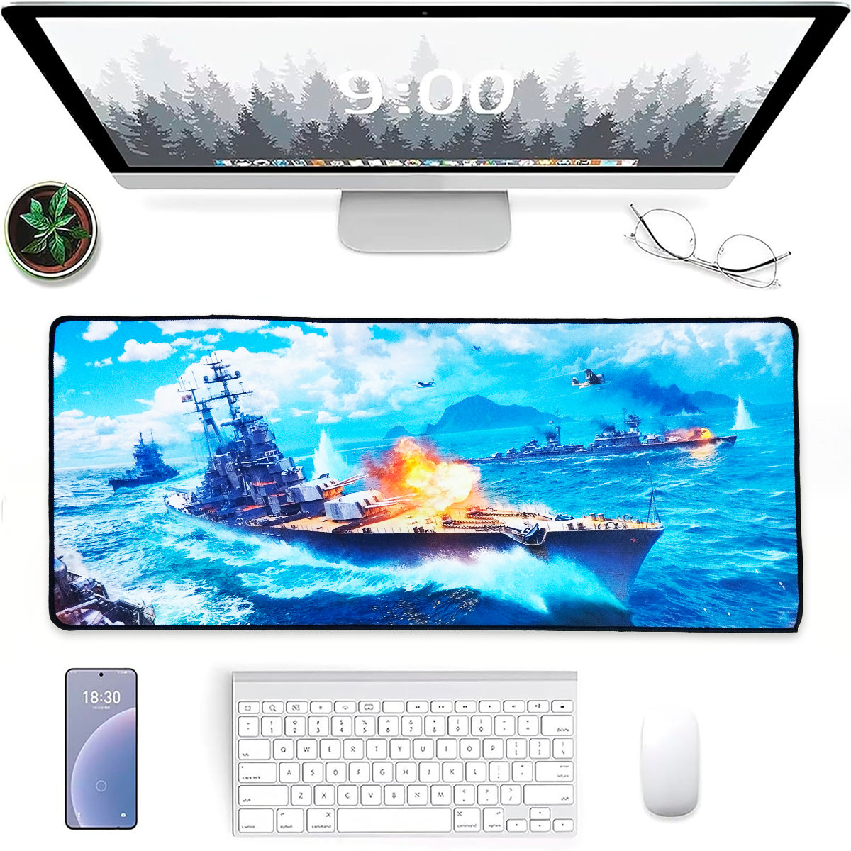 Alfombrilla para ratón gamer XL con diseño de batalla naval. Muestra barcos de guerra en mar azul con explosiones. Se presenta junto a periféricos blancos.