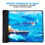 Mousepad gamer XL con de batalla naval en tonos azules. Borde negro visible al enrollar. Superficie resistente al agua y lavable, ideal para escritorio.