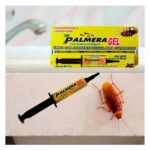 Jeringa amarilla de Palmera Gel de 12 g con punta negra sobre azulejo blanco junto a una cucaracha real. Al fondo, la caja amarilla del insecticida con de la plaga y texto sobre atrayente sexual.