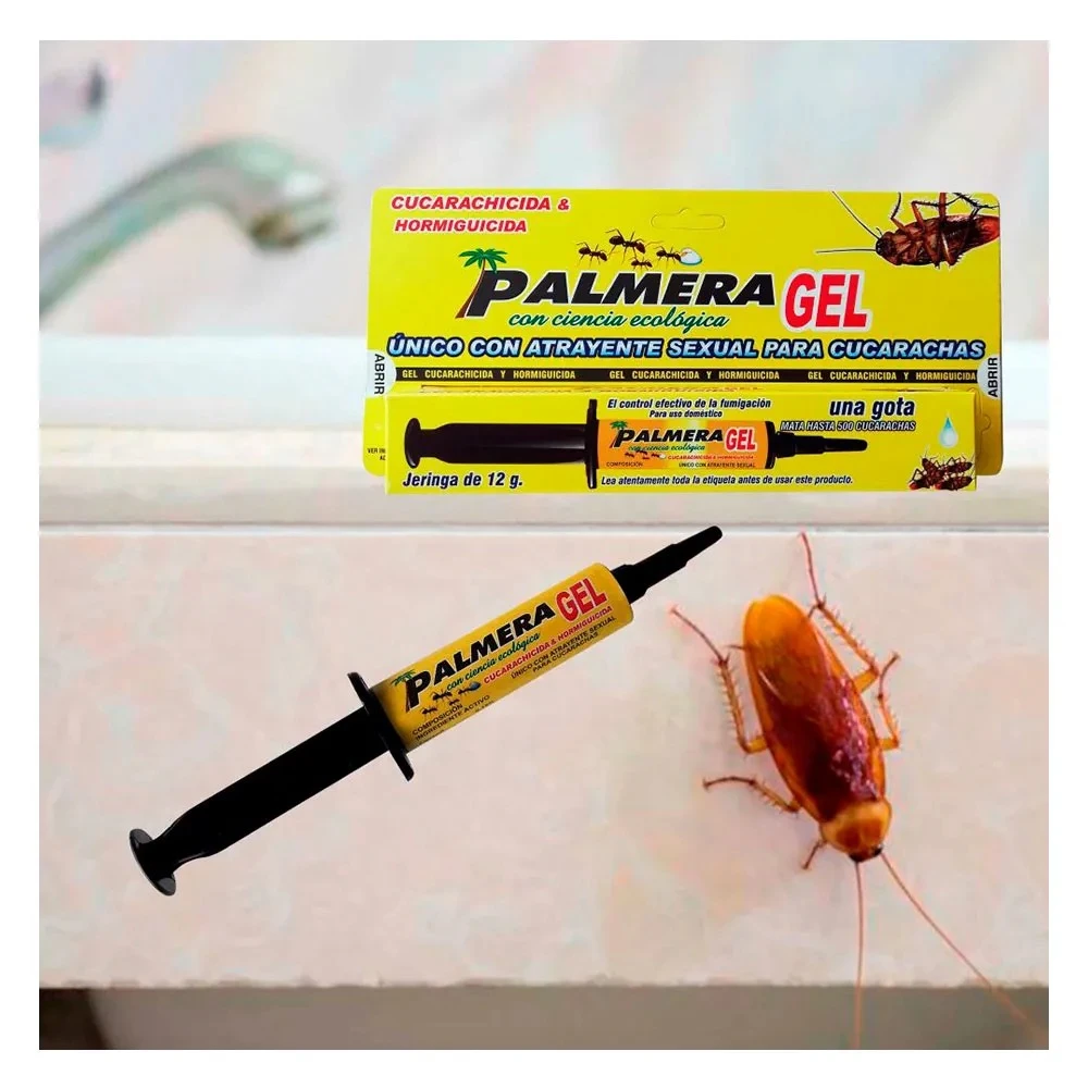 Jeringa amarilla de Palmera Gel de 12 g con punta negra sobre azulejo blanco junto a una cucaracha real. Al fondo, la caja amarilla del insecticida con de la plaga y texto sobre atrayente sexual.