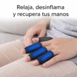 Manos con mangas de gel terapéutico azul brillante y negro, aliviando dolor e inflamación.