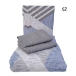 Set de tres sábanas microfibra con estampado geométrico en tonos azules y grises, mostrando funda de almohada y dos sábanas dobladas sobre base.