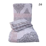 Set de sábanas microfibra con estampado geométrico en tonos gris, blanco y rosa pálido, mostrando funda de edredón, almohada y sábana bajera dobladas.