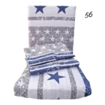 Set de tres sábanas microfibra con estampado geométrico en azul marino, gris y blanco, mostrando funda de almohada y sábanas dobladas con diseño de estrellas y rayas.