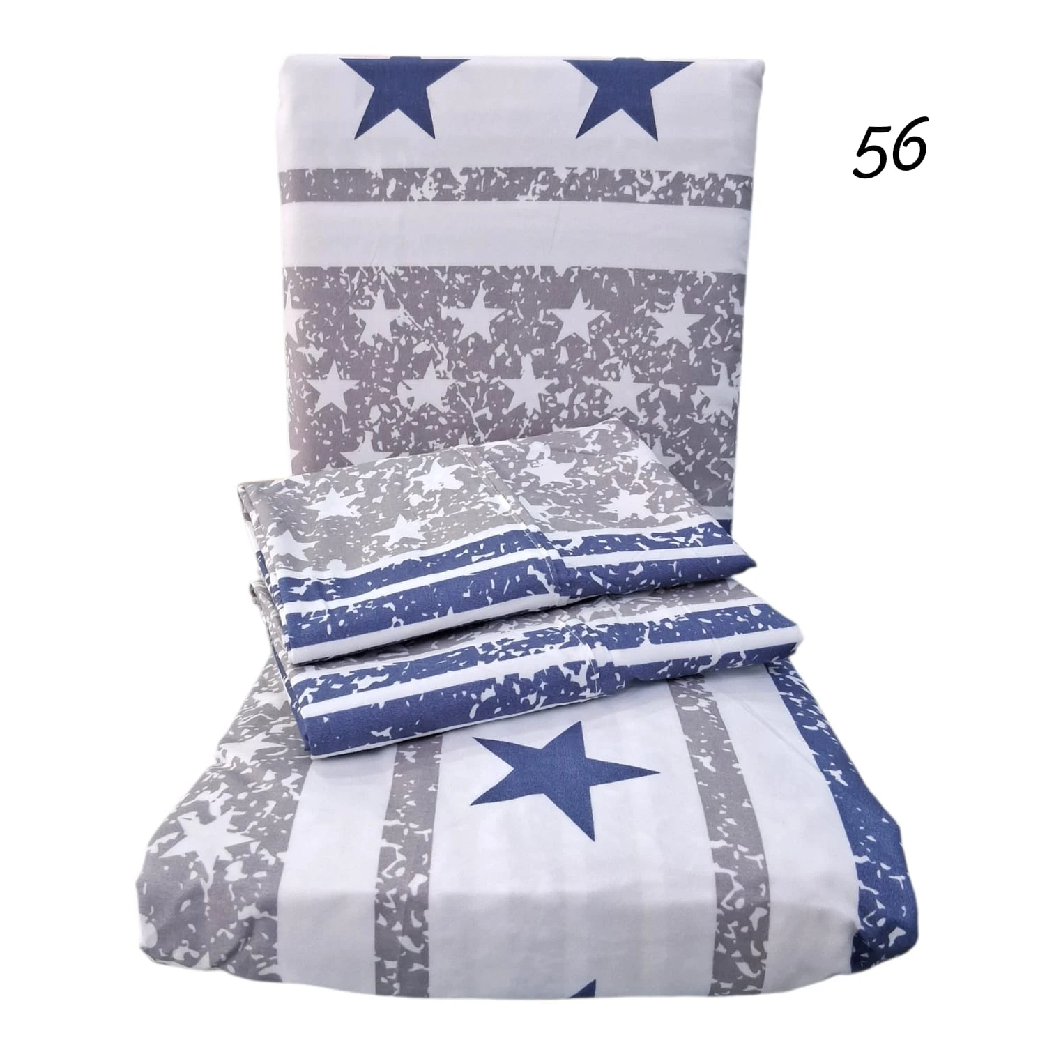 Set de tres sábanas microfibra con estampado geométrico en azul marino, gris y blanco, mostrando funda de almohada y sábanas dobladas con diseño de estrellas y rayas.