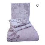 Set de tres sábanas de microfibra en tono lavanda con estampado floral, mostrando funda, bajera y dos almohadas dobladas.