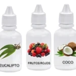 Tres botellas blancas de esencias aromáticas: eucalipto, frutos rojos y coco, con etiquetas ilustrativas y tapas de gotero.