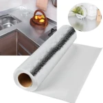 Roll de vinilo adhesivo plateado con textura de burbujas, ideal para proteger superficies de cocina. Incluye vista de aplicación en encimera y detalle de acabado liso.
