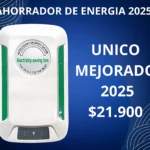 Regulador de voltaje inteligente blanco con detalles en verde, mostrando panel frontal con indicadores de energía y logotipo central. Producto diseñado para ahorro eléctrico.