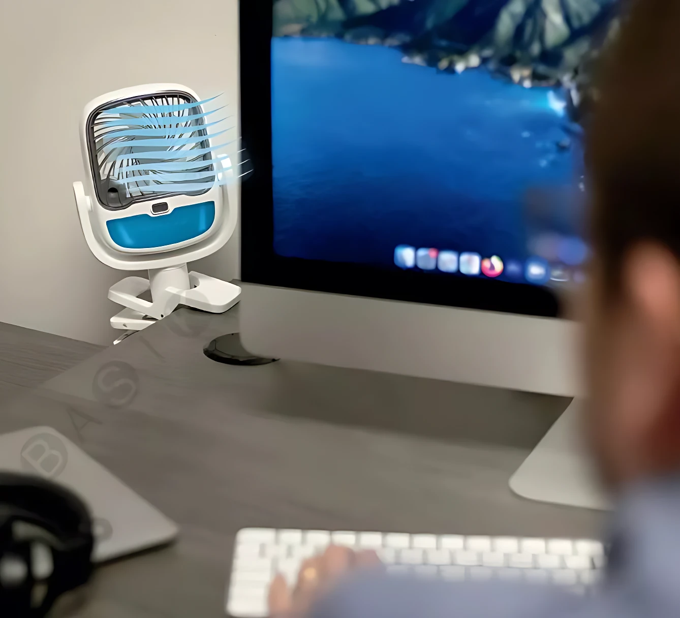 Difusor de aire portátil Arctic Air Grip Go blanco y azul con pinza, ideal para escritorio.