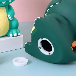 Alcancia de dinosaurio verde, vista desde abajo, con tapa blanca para monedas.