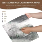 Alfombrilla autoadhesiva plateada con textura metálica, siendo aplicada sobre superficie plana; incluye lista de materiales compatibles como vidrio, tela, cuero, madera, papel y pared.