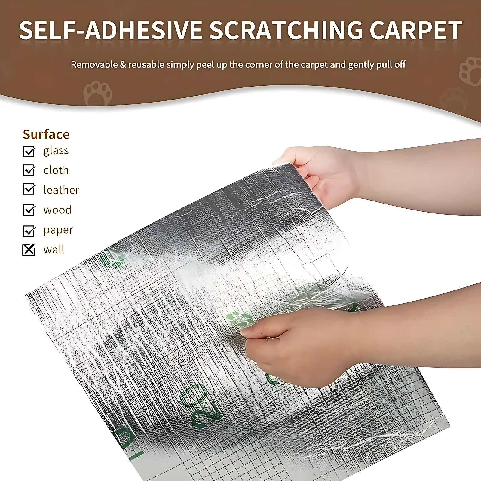 Alfombrilla autoadhesiva plateada con textura metálica, siendo aplicada sobre superficie plana; incluye lista de materiales compatibles como vidrio, tela, cuero, madera, papel y pared.