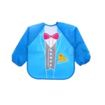 Delantal azul para bebés con diseño de traje, corbatín rojo y patito amarillo, manga larga.