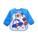 Babero delantal azul manga larga para bebé con diseño de carro de policía, luces y señales de stop.