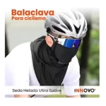 Balaclava negra de ciclismo con capucha, usada por hombre con casco blanco y gafas azules; tela suave y ajustada al rostro.