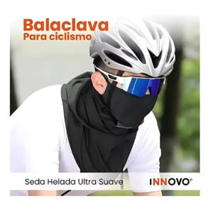 Balaclava negra de ciclismo con capucha, usada por hombre con casco blanco y gafas azules; tela suave y ajustada al rostro.