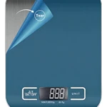 Balanza digital de cocina en acero inoxidable azul con pantalla LED y pegatina protectora en la esquina superior.