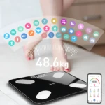 Báscula digital negra con pantalla táctil, muestra 48.6 kg y datos de composición corporal en app móvil.