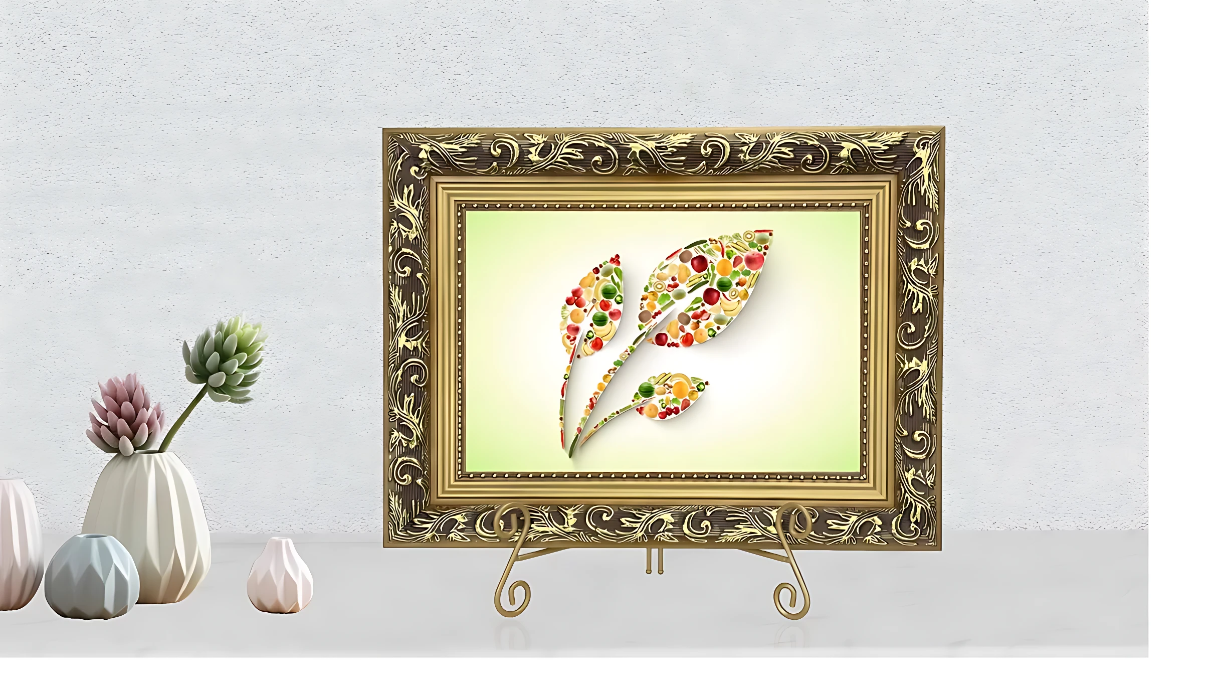 Soporte de exhibición dorado con marco ornamental y base de hierro, mostrando cuadro floral sobre fondo claro, acompañado de jarrones decorativos a la izquierda.