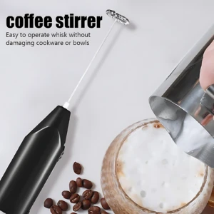 Batidora eléctrica negra para café espumoso, con taza de vidrio y granos de café, ideal para preparar bebidas cremosas.