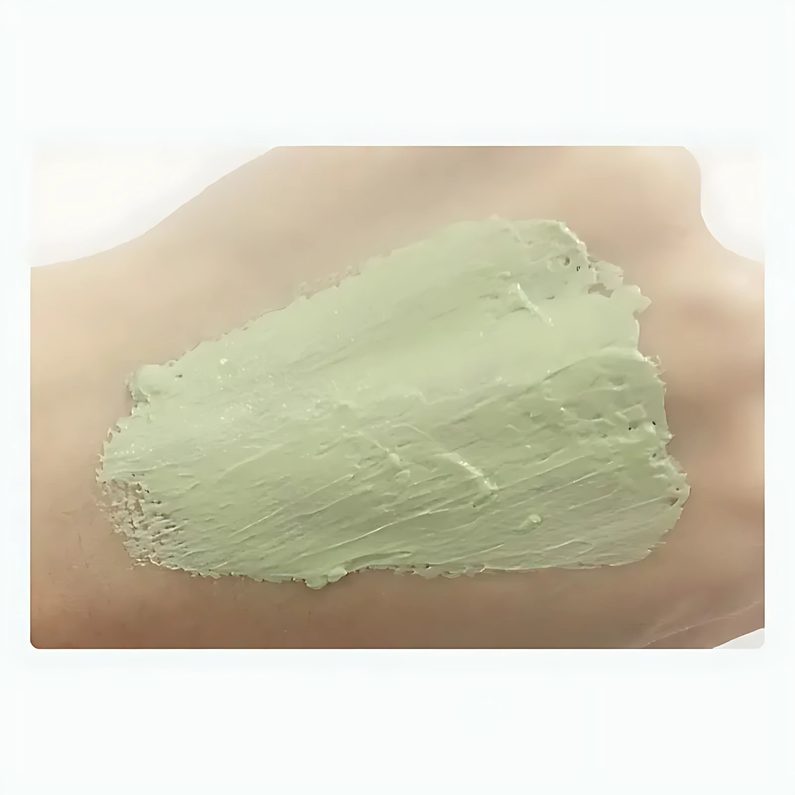 Crema verde tipo mascarilla en prueba sobre piel, textura suave y húmeda, ideal para revitalizar e hidratar.