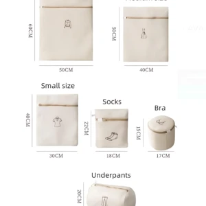 Set de seis bolsas de lavandería en color crema con malla transpirable, disponibles en tamaños grande (60x50 cm), mediana (50x40 cm), pequeña (40x30 cm) y especial para calcetines, sujetadores y ropa interior. Cada bolsa incluye de prenda correspondiente y dimensiones visibles.