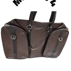 Bolso viajero de cuero marrón con textura de cuadros, asas negras y detalles metálicos, modelo 4.