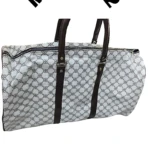 Bolso viajero de tela estampada con patrón geométrico en blanco y negro, asas negras y cierre superior. Modelo 2.